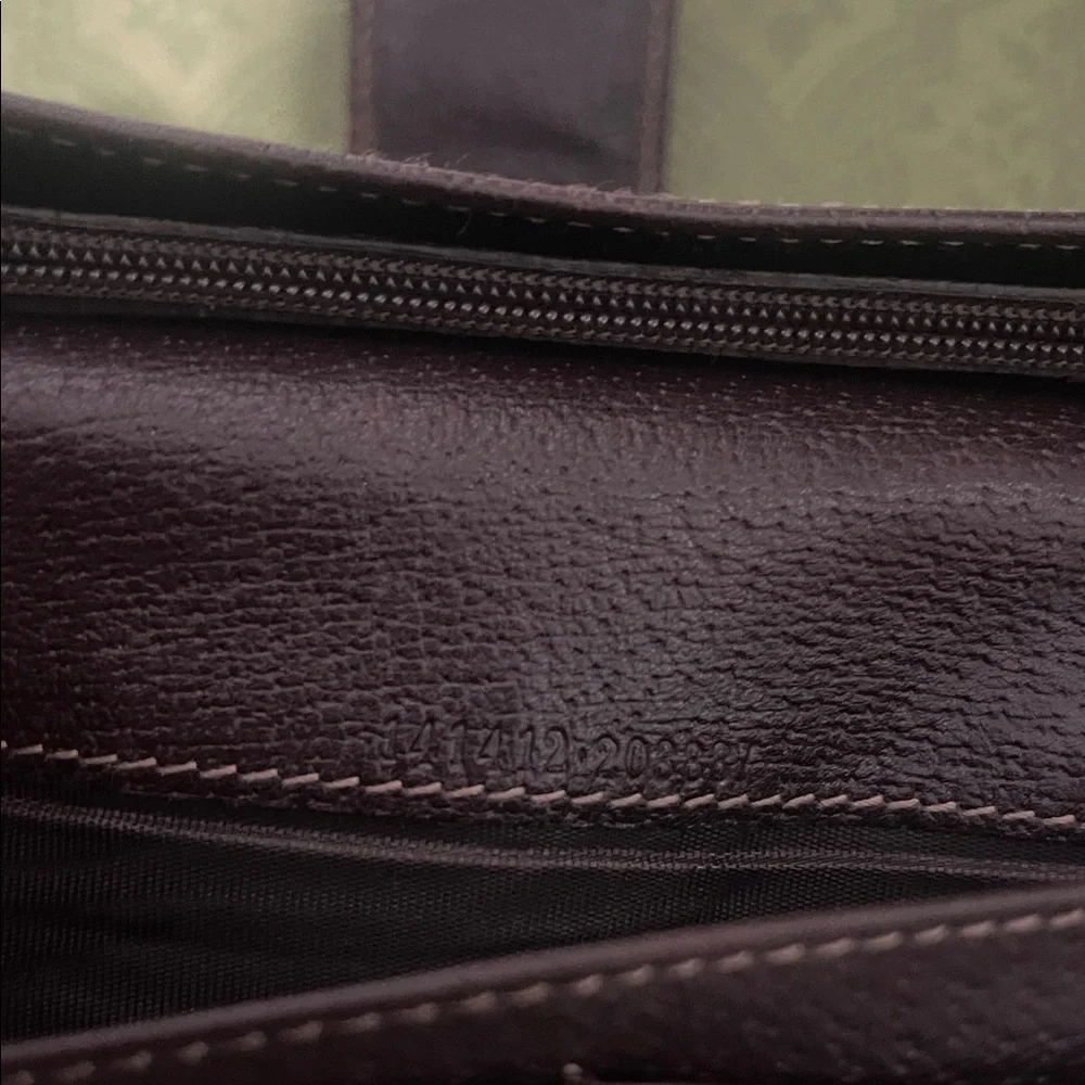 Gucci wallet iconic